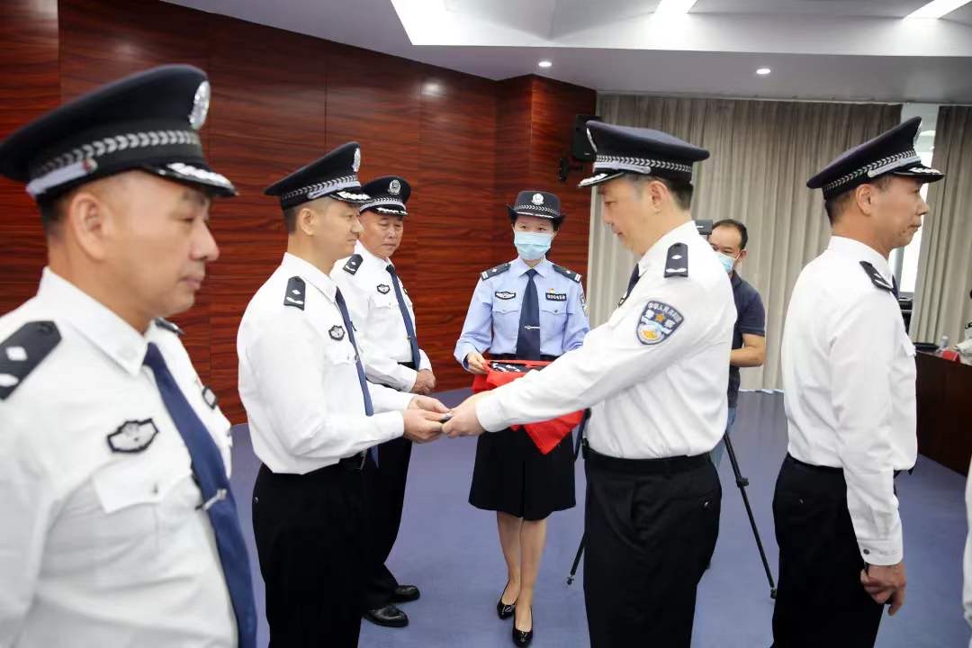 副市长、公安局长王锡章为新晋升三级警监的17名民警授衔