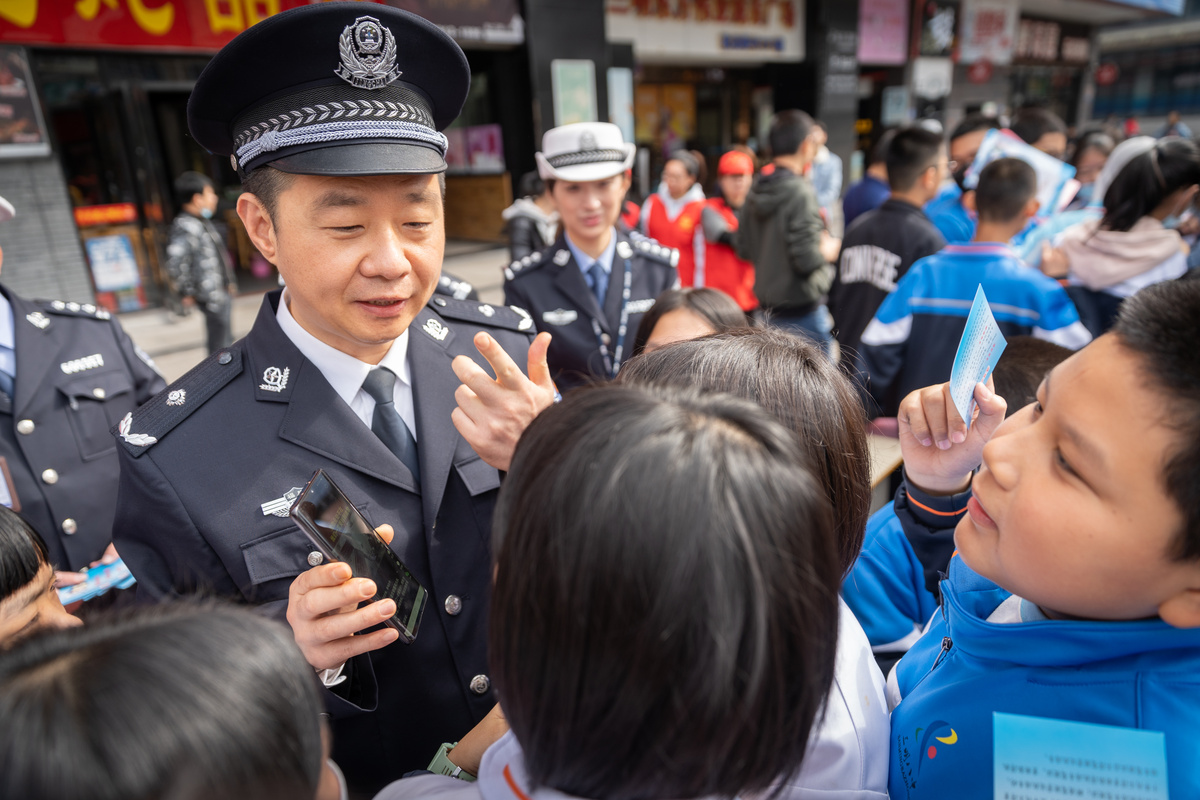 副市长、公安局长王锡章参加“122全国交通安全日”宣传活动